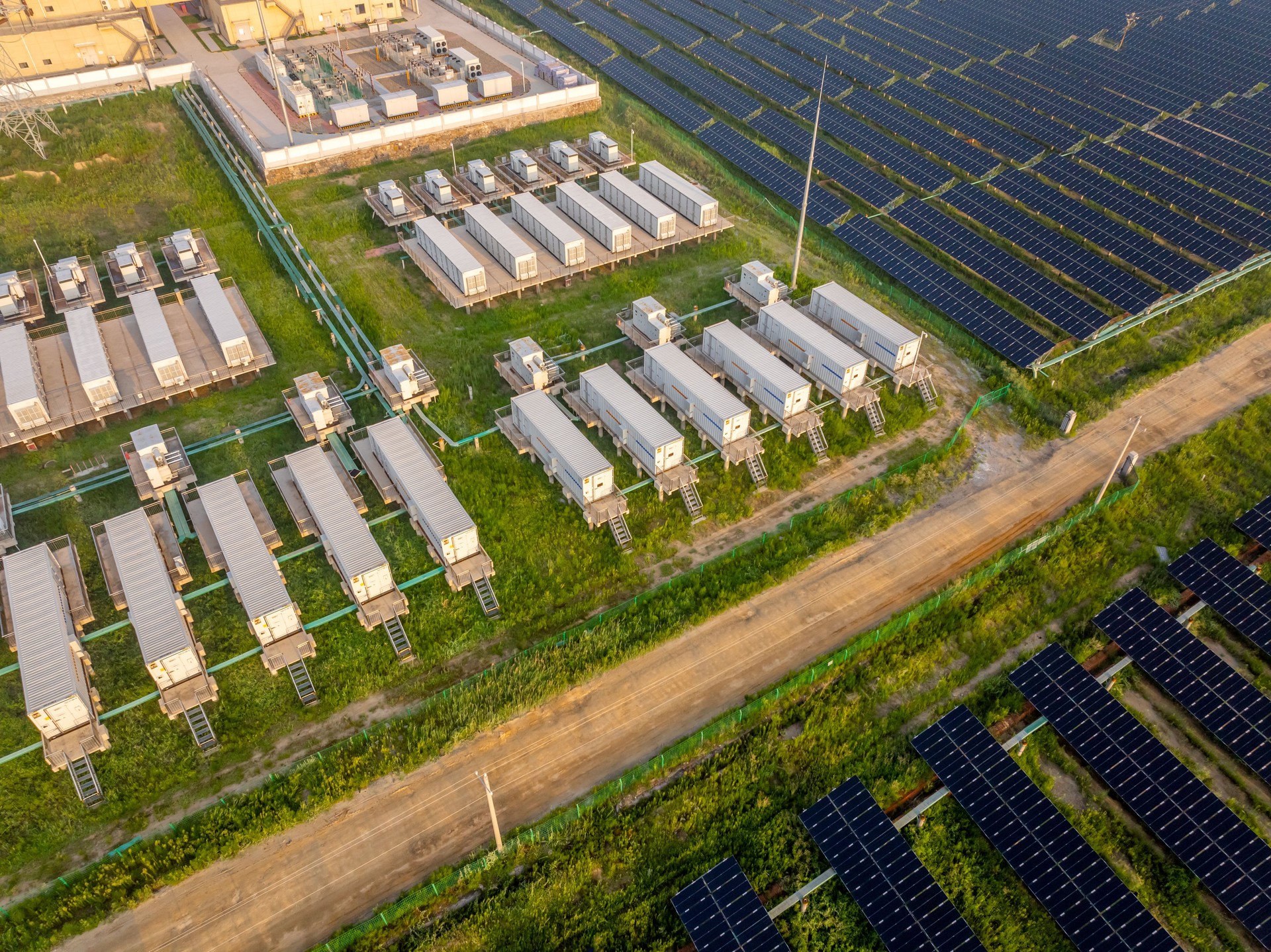 Energy storage power station and solar power station in the morning